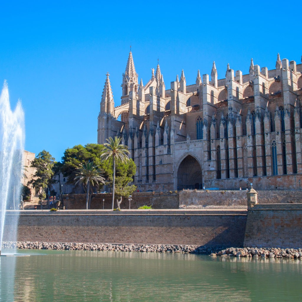cathedral palma de mallorca with fountain front it min 2 1024x1024 - Baleares - networking coworking emprededores empresarios
