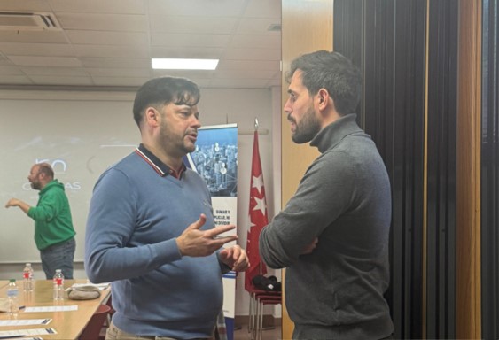 Empresarios charlando en un evento de KCN, Club de Networking.