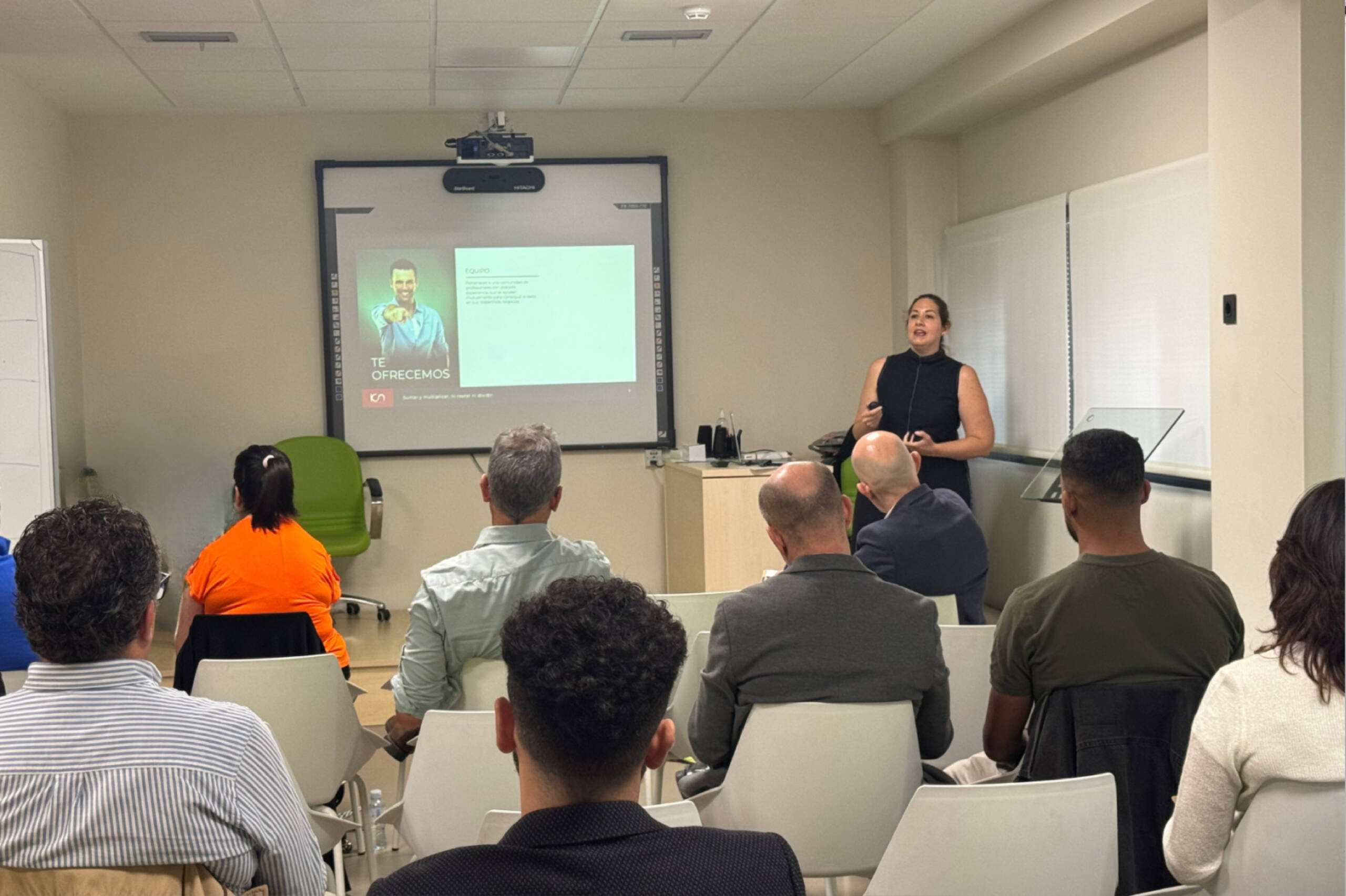 Delegada de KCN haciendo la presentación del club de networking.