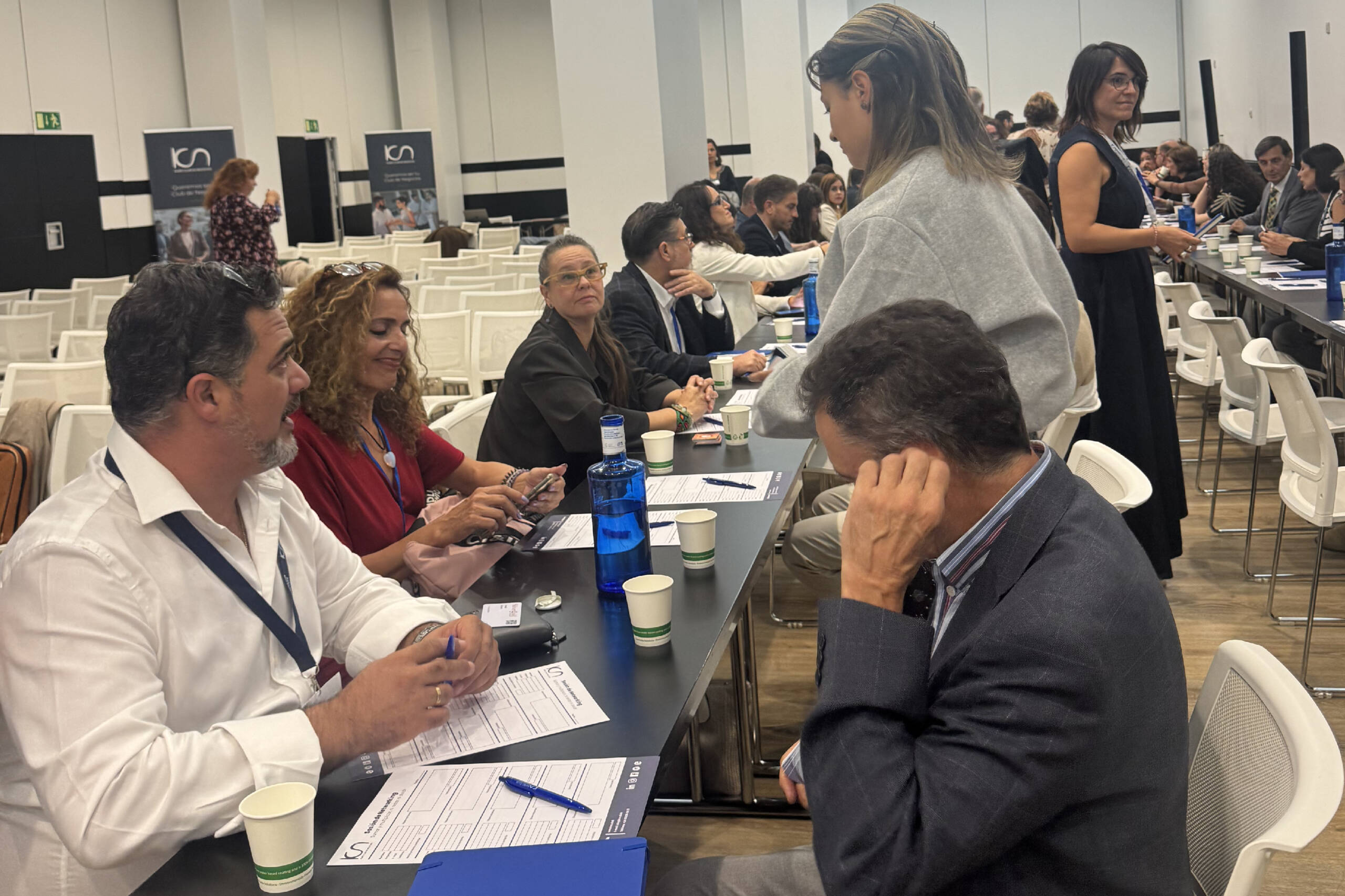 Empresarios participando en un speed networking presencial de KCN.