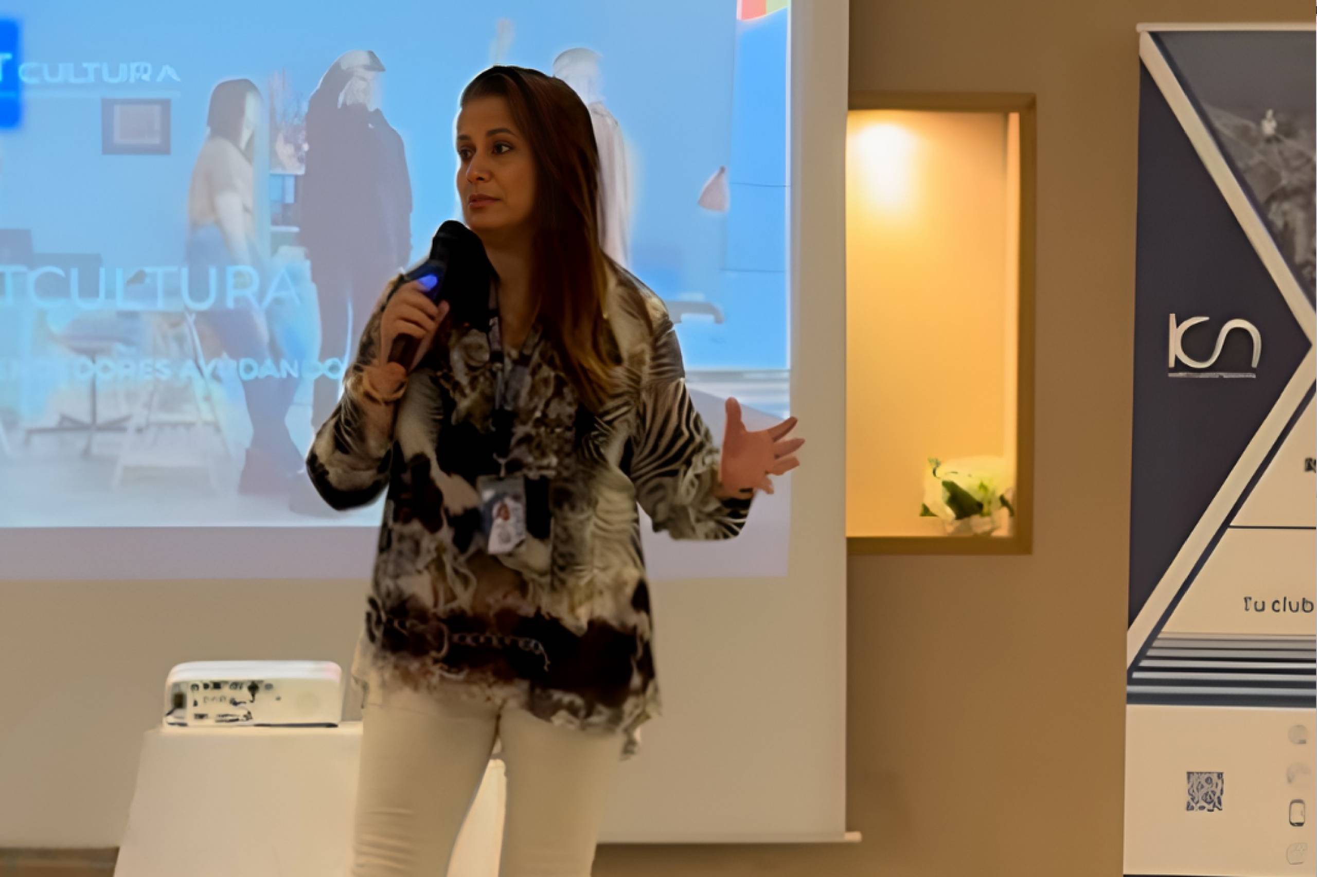 Gemma Pía, Directora General de KCN Club de Negocios hablando en una desayuno networking.