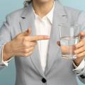 El vaso medio lleno o medio vacío: la actitud que decide tu siguiente paso